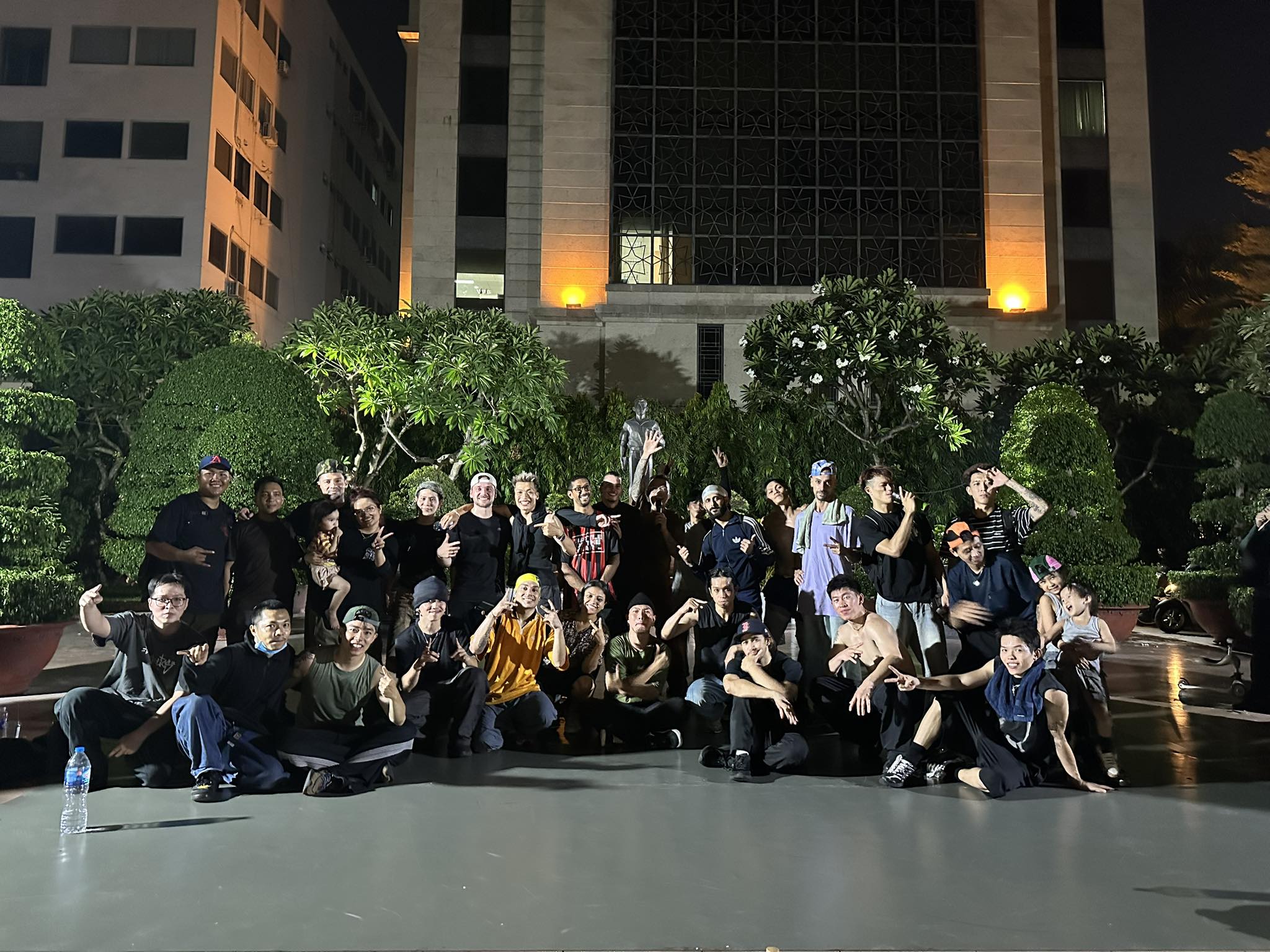 Xóm Cypher community — B-boys and B-girls gathered at night in Saigon
